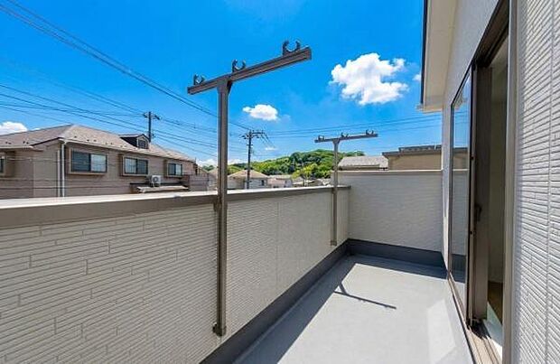 《バルコニー》　■陽当りも良く、長時間日が当たるので、洗濯物も良く乾きそうです。目の前には気持ちの良い青空が、夜には綺麗な星空が広がります。