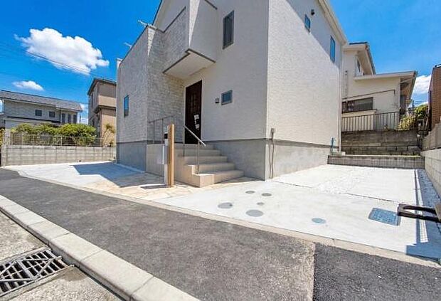 《駐車場》　■駐車場2台可能。前面道路が広く、間口もゆったり。駐車が苦手なママもらくらく停められます。