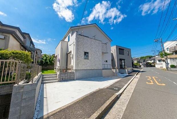 《外観》　■家族みんなが落ち着ける場所。明るい空間で心も暖か、朝から爽やかな気分。寝る時も包みこまれるようにふんわりと。家にいることが心と体に優しい暖かな暮らし。