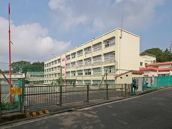 横浜市立長津田小学校まで1726m
