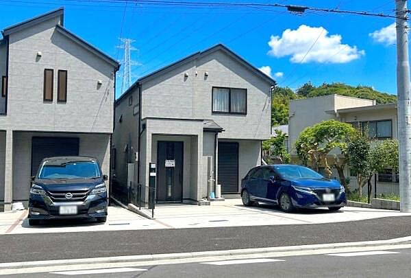 《外観》　■青空の下、洗練されたデザインが輝く住まい。新しい暮らしを始めるのにふさわしい、光と風が心地よい空間です。