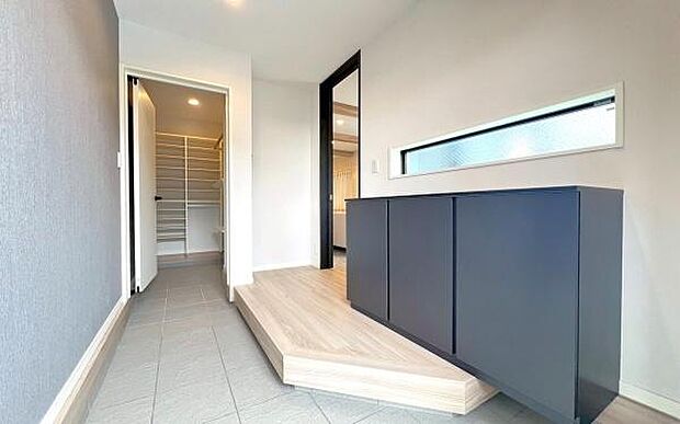 《玄関》 ■玄関を開けると、エントランスホールがお出迎え。上がりがまちやシューズボックスがゆったりと構え、心地よさに包まれます。