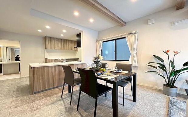 《ダイニングキッチン》　■会話を楽しみながら食事を味わう。一緒にいる時間が楽しい空間。カフェにいるような気分で毎日を過ごしたい。家族でいる時間を柔らかに包み込むインテリア。