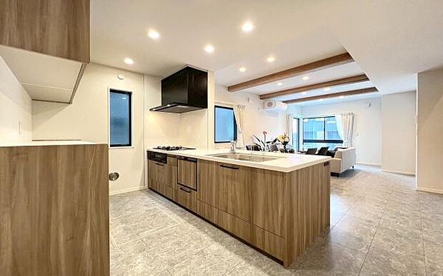 《キッチン》 ■お手入れしやすくきれいなキッチン。お料理の始めから後片付けまで楽しい時間になりそうです。