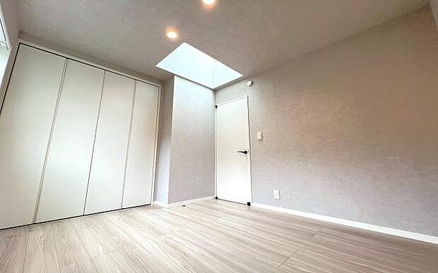 《子供部屋》 ■お子様の成長を優しく見守る、明るい子供部屋。遊んだり、学んだり、時には一人の時間を過ごしたりと健やかな毎日を育む大切な場所。未来への第一歩を育む、かけがえのない空間です。