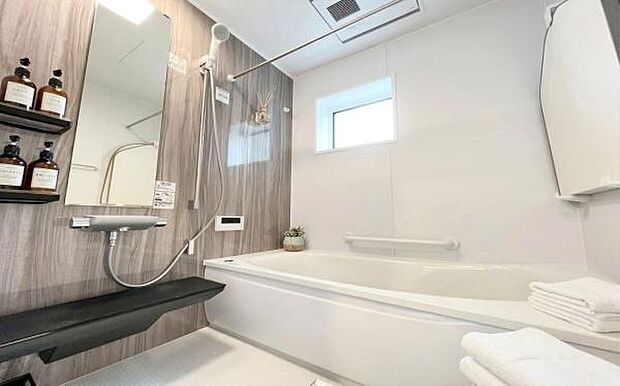 《浴室》 ■ホテルライクな上質バスタイムが毎日叶う!温もりと清潔感が融合した広々浴室。湯船に身を沈めれば、疲れが溶けていく贅沢なひとときを。(小物をCGで作成、実際に小物は配置されていません)