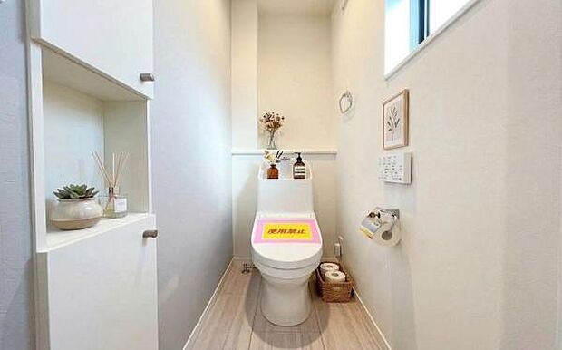 《トイレ》　■清潔感あふれる温水洗浄便座付きトイレ。ナチュラルな雑貨が彩る癒しの空間は、毎日の暮らしに心地よいゆとりをもたらします。（小物をCGで作成、実際に小物は配置されていません）