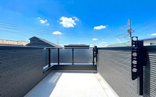 《バルコニー》　■陽当りも良く、長時間日が当たるので、洗濯物も良く乾きそうです。目の前には気持ちの良い青空が、夜には綺麗な星空が広がります。