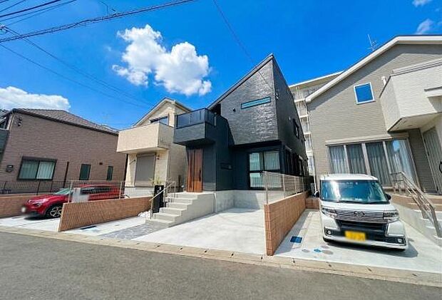 《外観》　■一戸建ての多いエリア、静かで落ち着いた雰囲気。シンプルで美しいフォルム空気までクリーンになるような佇まい。心地よいライフスタイルが実現できるそんな予感。