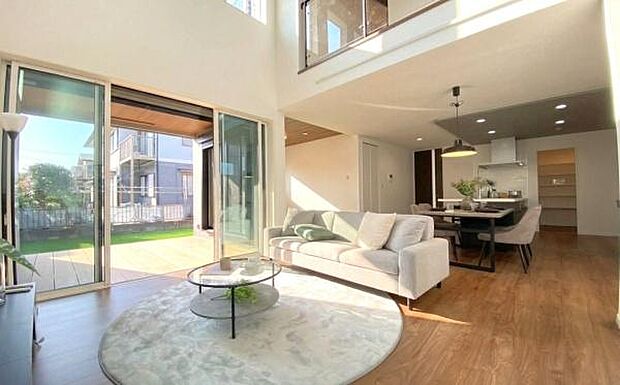 《リビングダイニング》　■光を纏い、緑を望む。吹き抜けの大空間と庭へ続く大開口が、陽だまりのような豊かな時間を生み出す、理想のLDK。