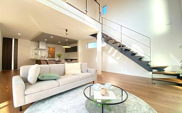 《リビングダイニング》　■光あふれる吹き抜けのリビングで、お気に入りのソファに腰を落ち着ける朝。ここから始まる、新しい暮らしのストーリー。