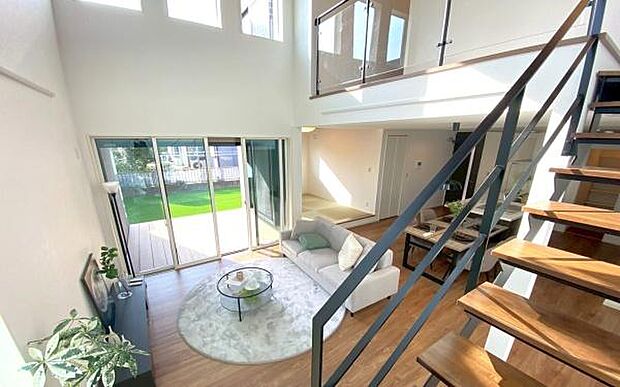 《リビングダイニング》 ■アイアンとウッドが織りなすスタイリッシュな空間。吹き抜けのLDKは、住む人のセンスを映し出す、とっておきの舞台。