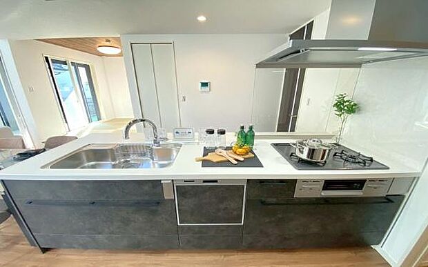 《ペニンシュラキッチン》　■キッチンに立つたびに、リビングとつながる開放感。広々としたペニンシュラカウンターが、家族との距離を縮め、会話がうまれる空間をつくります。