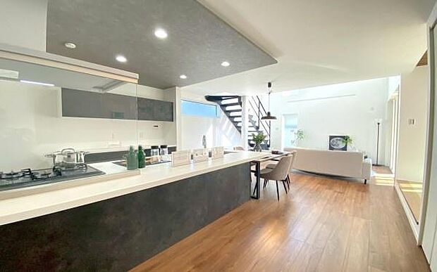 《ペニンシュラキッチン》　■モノトーンの洗練されたデザインと、使いやすさを両立したペニンシュラキッチン。料理する時間が、インテリアの一部になる暮らしをご提案します。