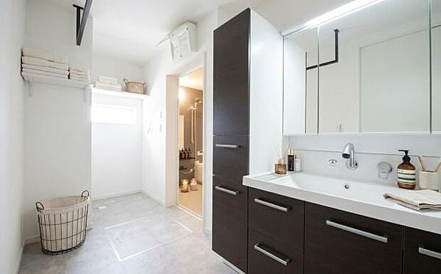 《洗面化粧台》■洗練されたデザインのおしゃれなワイド仕様洗面化粧台。広々とした空間が、贅沢なひとときを演出します。快適さと美しさを兼ね備えた洗面所（小物をCGで作成、実際に小物は配置されていません）