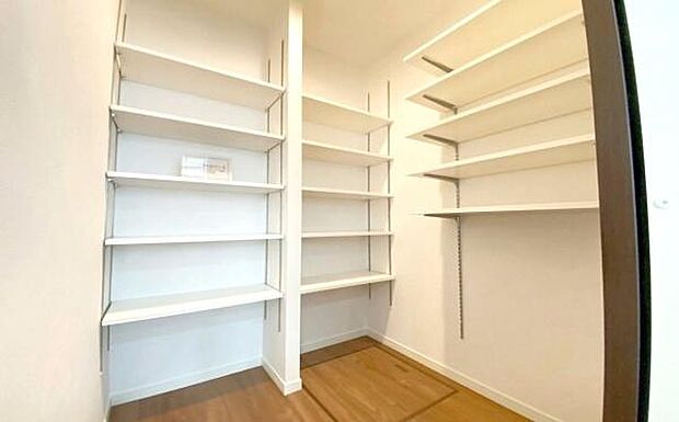 《パントリー》　■キッチンスペースを活用して食納庫を設けました。キッチンスペースの使い勝手は重要なポイント、奥様の強い味方です。