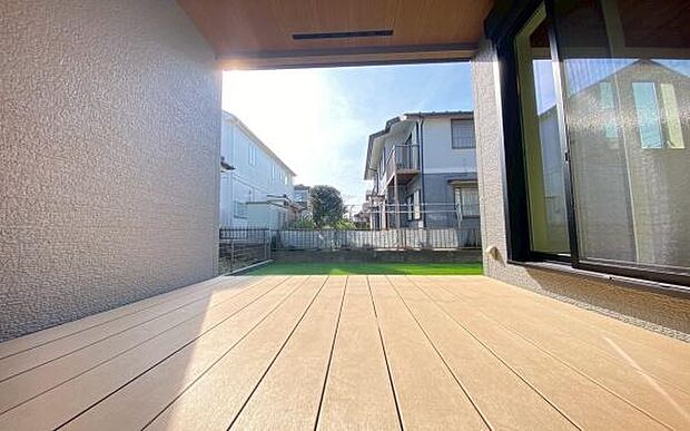 《ウッドデッキ》　■陽だまりの中、木の温もりが広がる特別な場所。ウッドデッキから続く青空と緑が、毎日の暮らしをリゾートに変える。