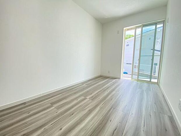 《洋室》 ■くつろぎの場としてだけでなく、趣味や仕事のパーソナルスペースとしても活躍する洋室。個の時間をたっぷり楽しめる快適空間です。大きなクローゼットは趣味の道具をしまっても余るぐらいの大きさです。