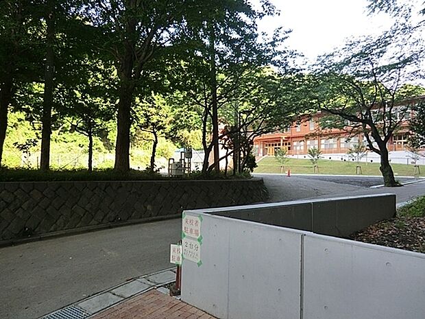 鎌倉市立第二中学校まで2000m