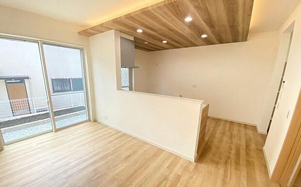 《ダイニングキッチン》 ■会話を楽しみながら食事を味わう。一緒にいる時間が楽しい空間。カフェにいるような気分で毎日を過ごしたい。家族でいる時間を柔らかに包み込むインテリア。