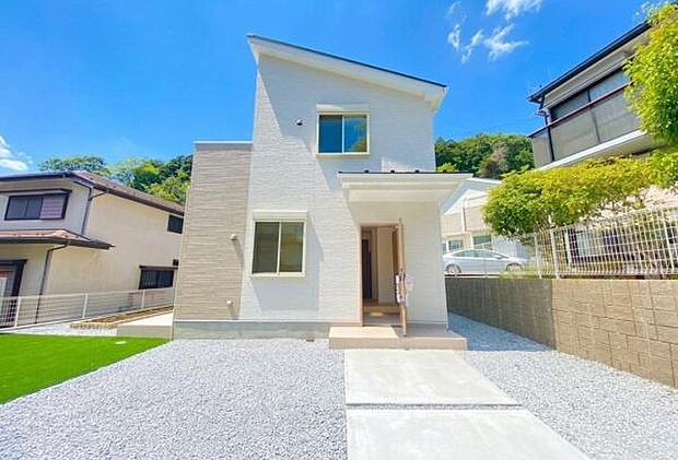 《外観》　■豊かな光が照らすこの場所は、たわいもない会話を楽しみ、ゆったりとした時間を過ごす場所。家族の日常が刻まれる大切な空間です。