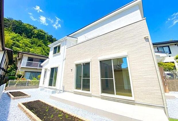 《外観》 ■豊かな植栽と、周囲にあふれる自然。そして、南から降り注ぐ陽光と開放感に包まれ、新たな家族の日々が始まる。