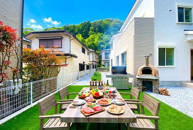 《庭》 ■週末には家族で本格的なBBQやピザを焼いてみては如何ですか。本画像は家具や食材、ピザ窯、コンロの配置をCGで作成しており、実際に現地には配置されておりません。また、価格に含まれておりません。