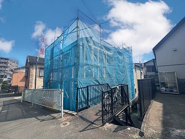 《前面道路》　■静かで落ち着いた雰囲気。