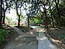 周辺：富岡総合公園まで1797m、桜並木、梅林、ボタン園では四季折々の花を見ることができます。特に桜並木は花見名所として春には多くの花見客が訪れています。