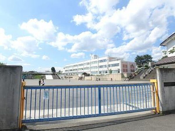 川崎市立新作小学校まで1184m