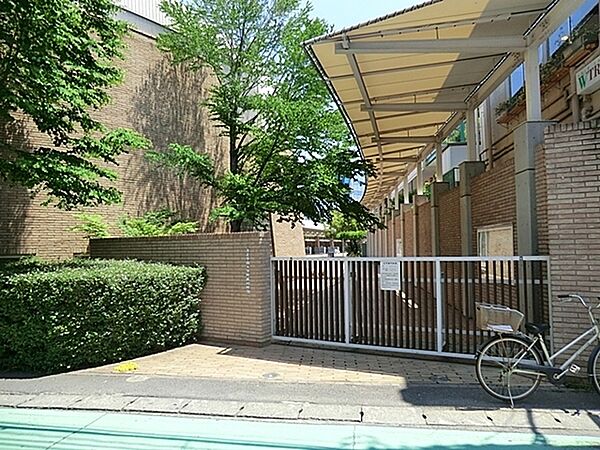 洗足学園大学付属幼稚園まで587m、将来の基盤作りをしていくことを目指し、また楽しい生活の中で実践したい事が身につくような無理のない指導を心掛けています。