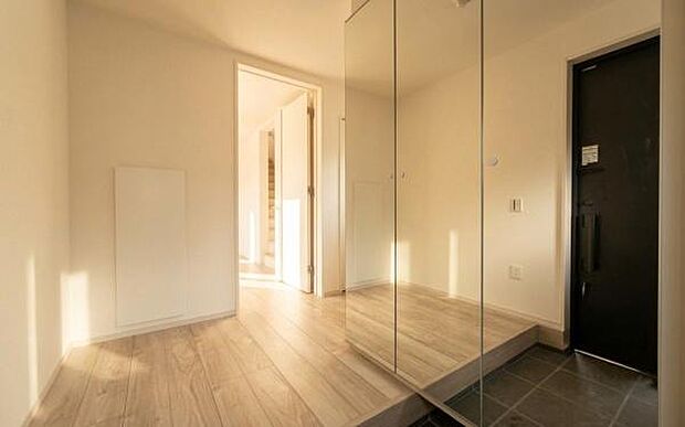 《玄関》 ■玄関を開けると、エントランスホールがお出迎え。上がりがまちやシューズボックスがゆったりと構え、心地よさに包まれます。