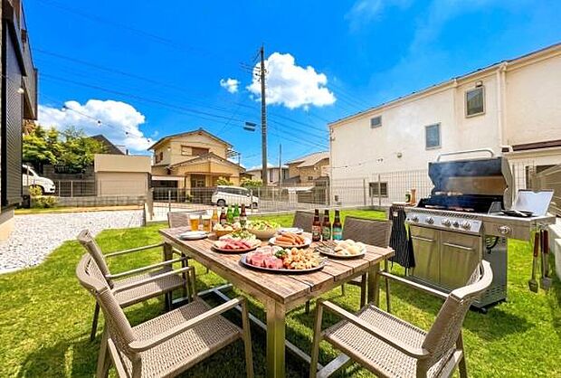 《庭》 ■休日は家族でBBQ。本画像の家具、食材、飲料品、BBQ用コンロの配置をCGで作成しており、実際に現地には配置されておりません。また、価格に含まれておりません。