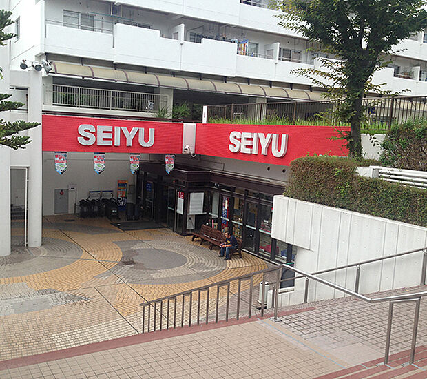 西友新ゆりグリーンタウン店まで822m、フレッシュな生鮮品に充実の品揃え。 できたてのお惣菜を、 鮮度感あふれる豊富な品揃え。