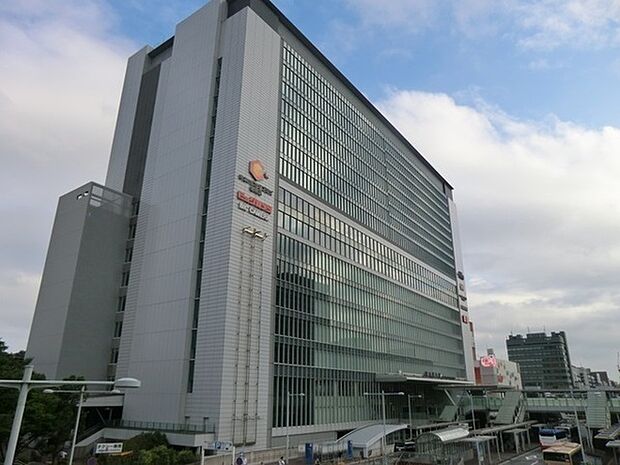 キュービックプラザ新横浜まで1337m、駅直結で様々なお店が揃っているので、お買い物や食事を楽しむのに最適です。イベントホールも併設で、様々なイベントが開催。