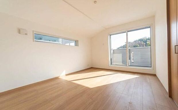 《子供部屋》　■お子様の成長を優しく見守る、明るい子供部屋。遊んだり、学んだり、時には一人の時間を過ごしたりと健やかな毎日を育む大切な場所。未来への第一歩を育む、かけがえのない空間です。