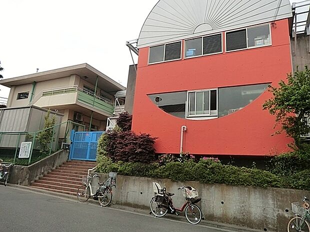 寺尾第2幼稚園まで1010m、個性を大事にのびのびと、子供の力を信じて。通園バス、延長保育、課外教室あり。