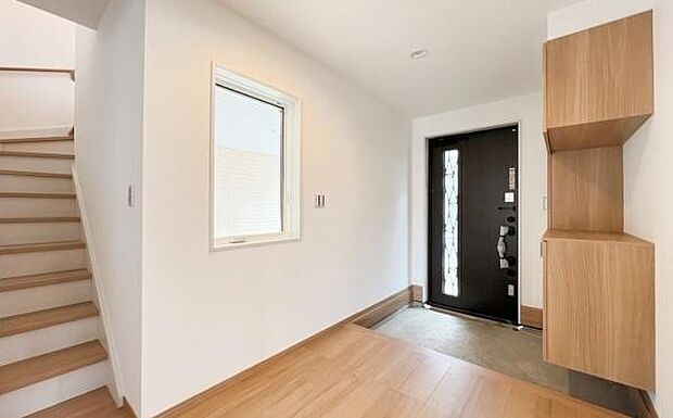 《玄関》　■玄関を開けると、エントランスホールがお出迎え。上がりがまちやシューズボックスがゆったりと構え、心地よさに包まれます。