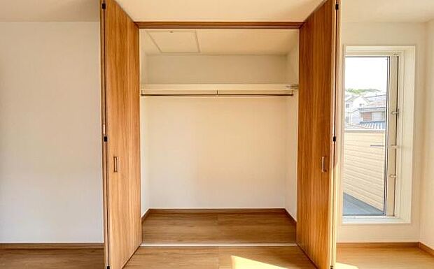 《収納》　■室内をいつもすっきり保てる、収納力のあるクローゼット。ハンガーパイプと棚板で衣類の整理整頓がしやすく、日々の暮らしをスマートにサポート。