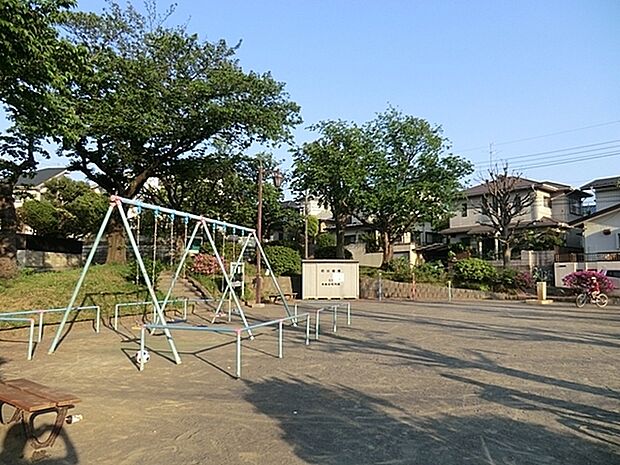 渡戸東公園まで600m、滑り台、ブランコ、砂場、鉄棒があります。