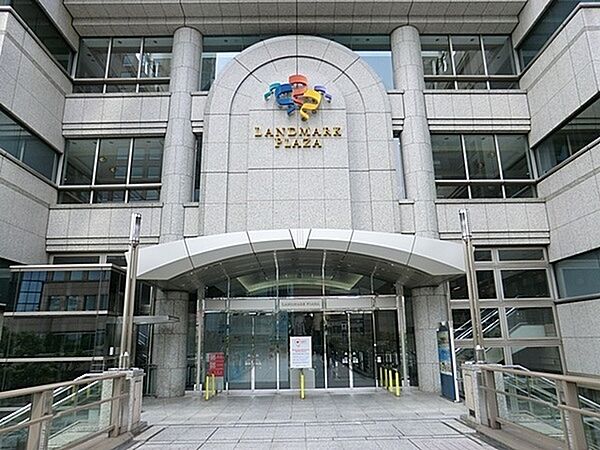 成城石井横浜ランドマーク店まで875m、輸入食品や高級食品を揃えているスーパーマーケットです。週末の自分のご褒美に、家族の好きな食材でワンランク上の物を。