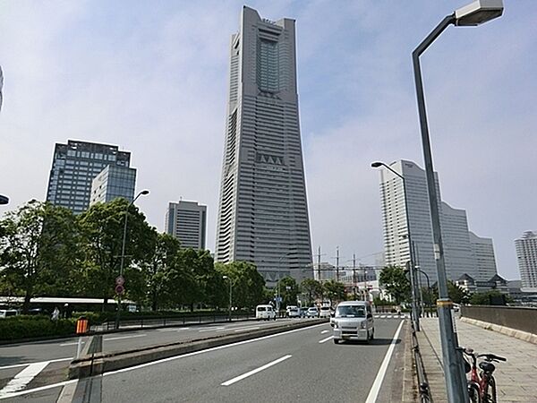 横浜ランドマークタワーまで1198m、タワー棟を中心とするオフィス、ホテル、ショッピングモールを核に、展望フロアや多目的ホールなど多彩な施設を併設。