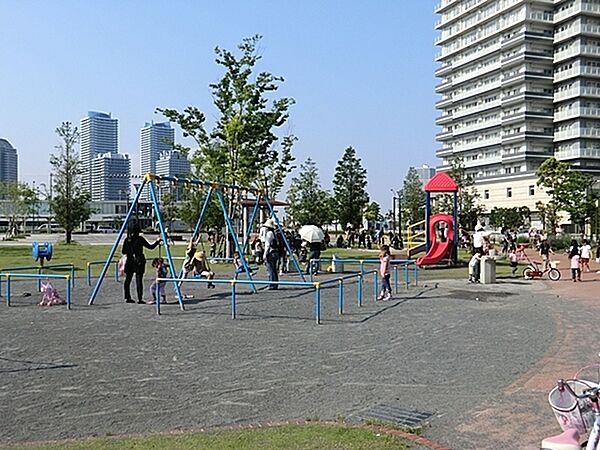 高島中央公園まで280m、コンクリート敷きのアキニレ広場と遊具が充実している芝生エリアがあります。