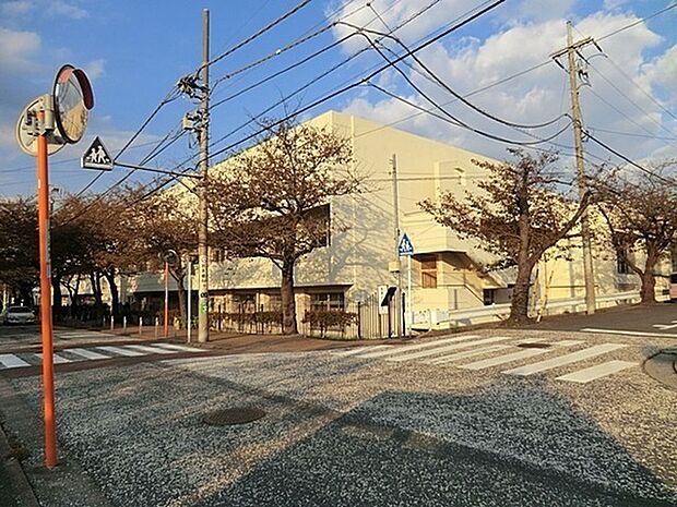横浜市立南台小学校まで1056m