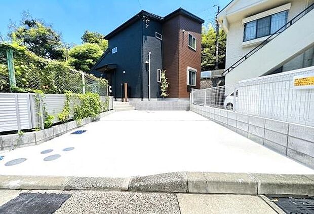 《駐車場》 ■駐車場1台分付き!帰宅後すぐ愛車を停められる安心の住環境。雨の日も荷物が多い日も玄関まで楽々。お車をお持ちのご家族にとって毎日の暮らしをより快適にしてくれる嬉しい設備です。