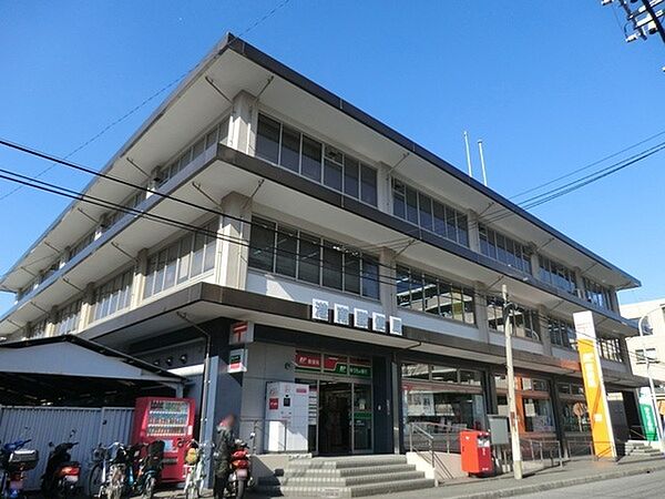 横浜港南郵便局まで564m