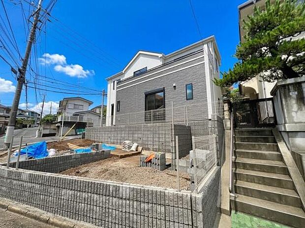 《庭》 ■緑あふれる青空の下、暮らしの舞台となるプライベートガーデン。週末は家族でバーベキュー、季節ごとに彩りを変えるガーデニング、庭のある暮らしが家族の記憶を育てます。