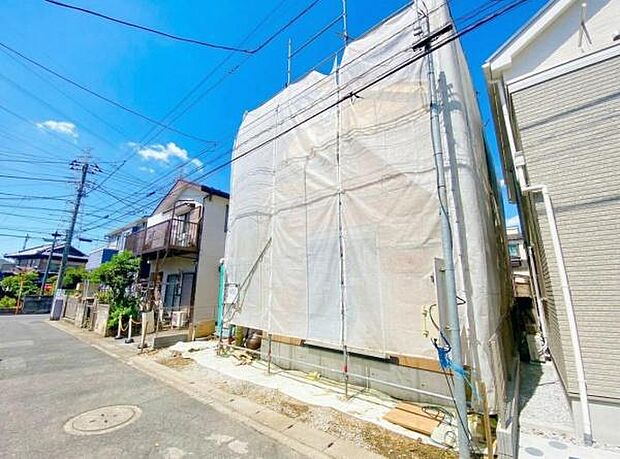 《外観》 ■一戸建ての多いエリア、静かで落ち着いた雰囲気。シンプルで美しいフォルム空気までクリーンになるような佇まい。心地よいライフスタイルが実現できるそんな予感。