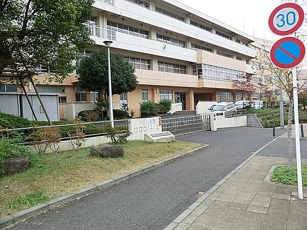 横浜市立十日市場中学校まで2391m、