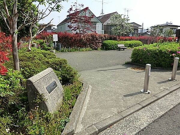 三保中通公園まで595m、中心が花壇になったサークルベンチがあります